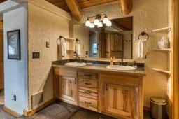 Fishaus: Riverfront Cabin - Image 5