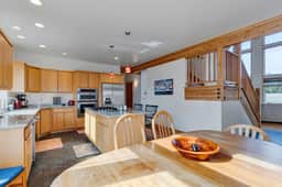 Lazy Beez Cabin - Image 3