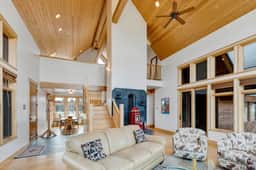 Lazy Beez Cabin - Image 2