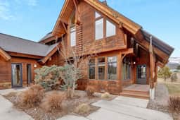 Lazy Beez Cabin - Image 5