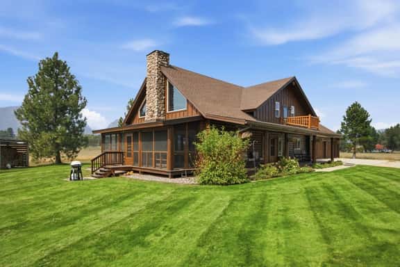 Fishaus: Riverfront Cabin - Image 1