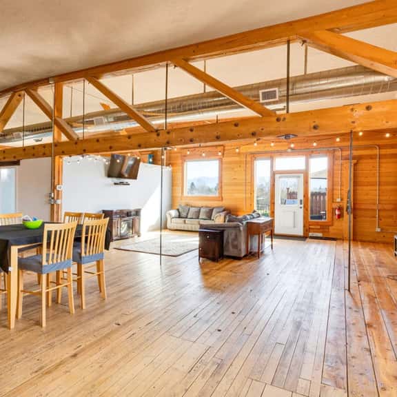 Spacious Rustic Loft - Image 1