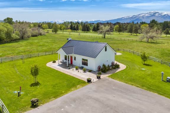 Mountain View Modern Farmhouse - Image 4