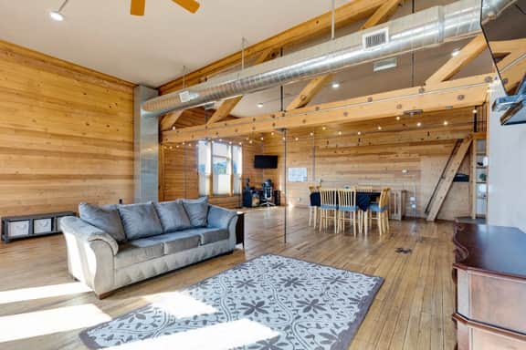Spacious Rustic Loft - Image 3