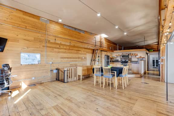 Spacious Rustic Loft - Image 5