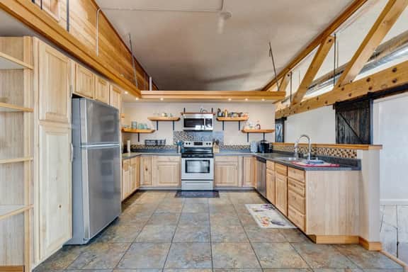 Spacious Rustic Loft - Image 2