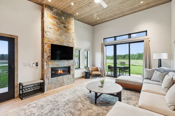 Mara Luxury Cabins- Pine - Image 1