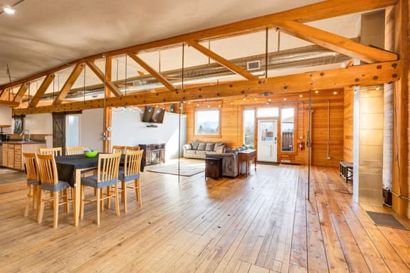 Spacious Rustic Loft - Image 1